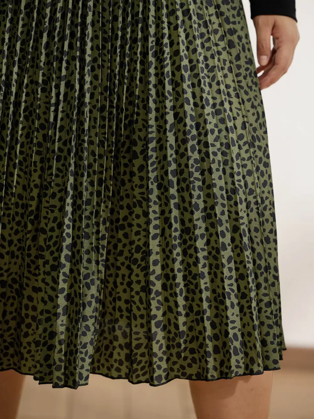 Monochrome Polka Dots Pleated Midi Skirt