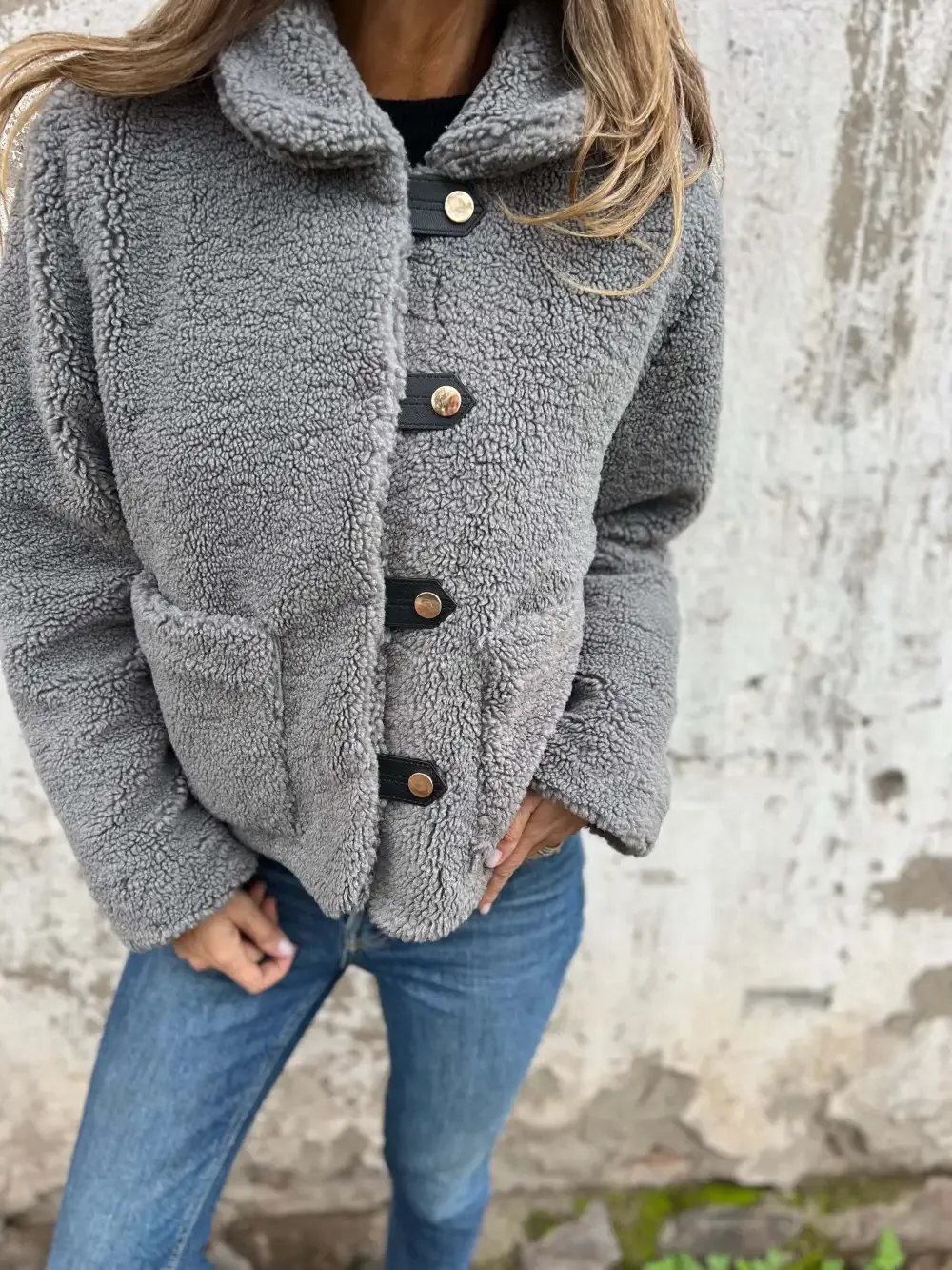Chaqueta tipo corderito clásica gris