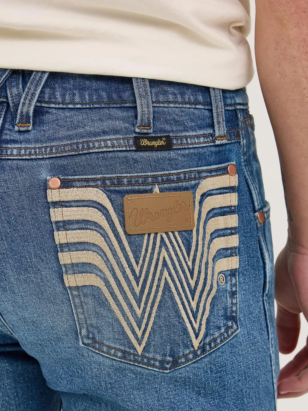 WRANGLER X WHATABURGER SLIM STRAIGHT LEG RETRO JEAN IN RODEO DUST FADE