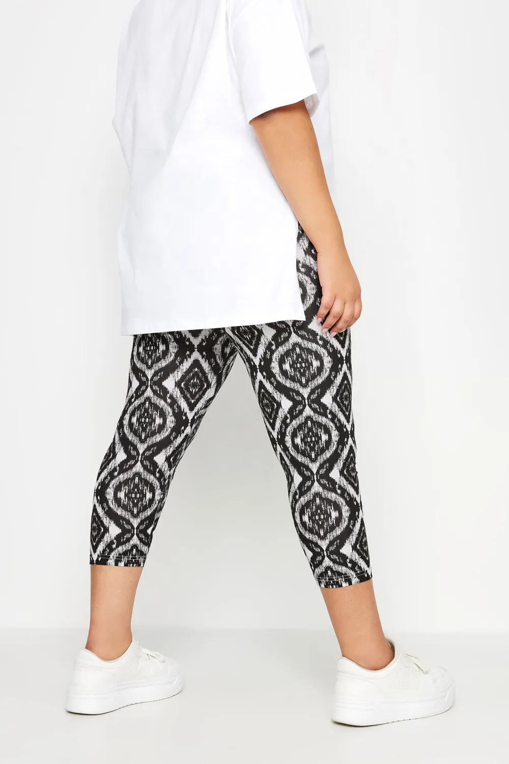 YOURS Curve 2 PACK Black & Blue Floral Print Cropped Leggings