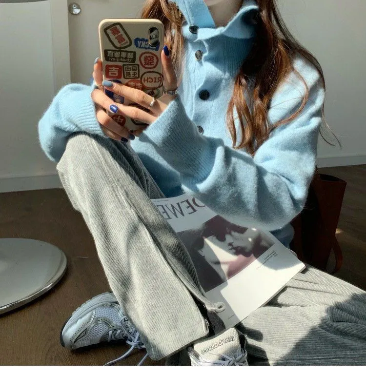 Sweet and gentle turtleneck button-down sweater