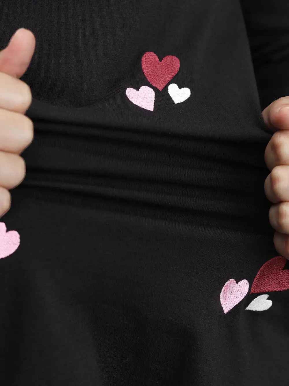 Stretchy Heart Embroidered V-Neck Knit T-Shirt