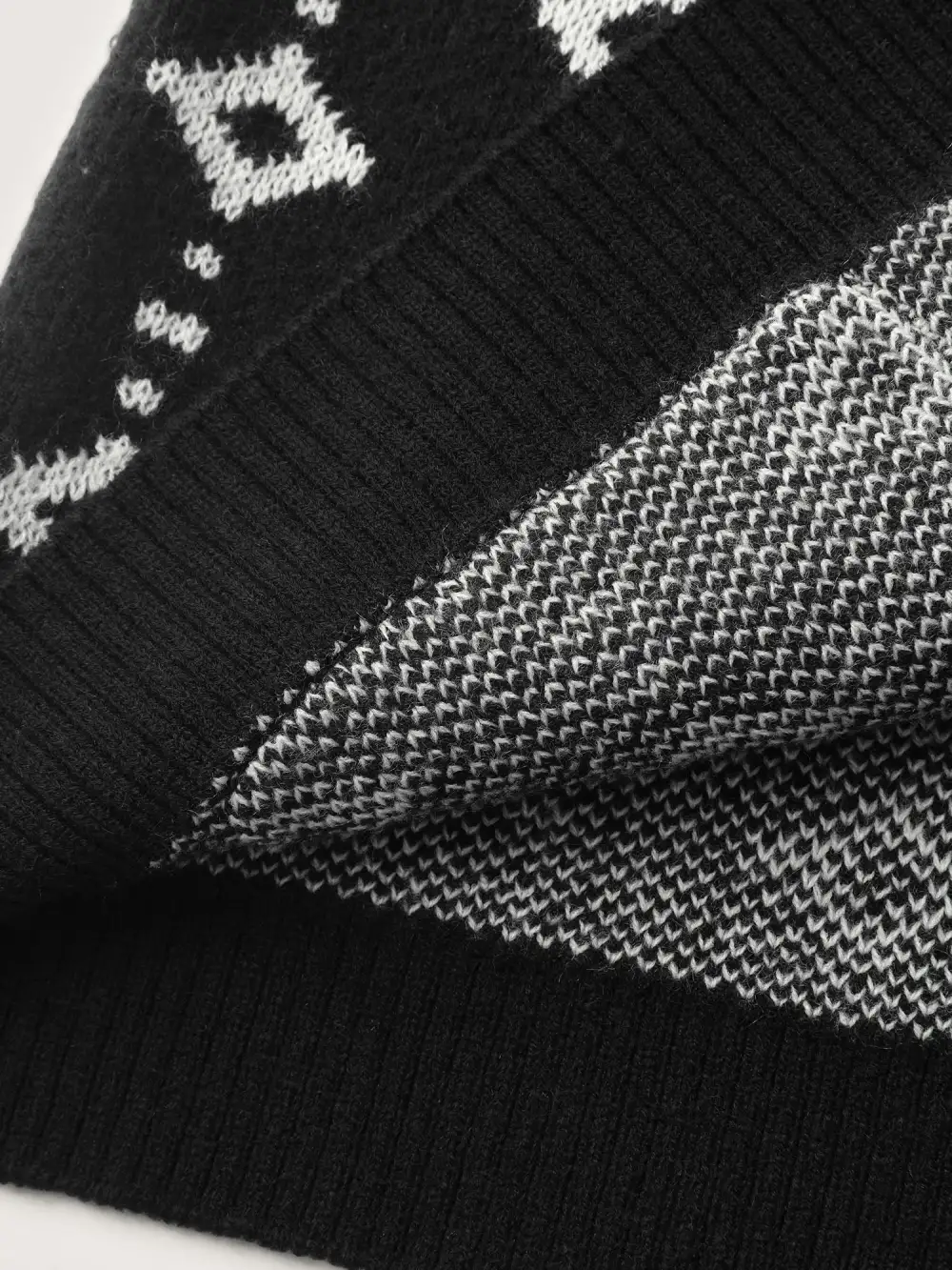 Supersoft Geometric Pattern Pockets Button Knit Cardigan