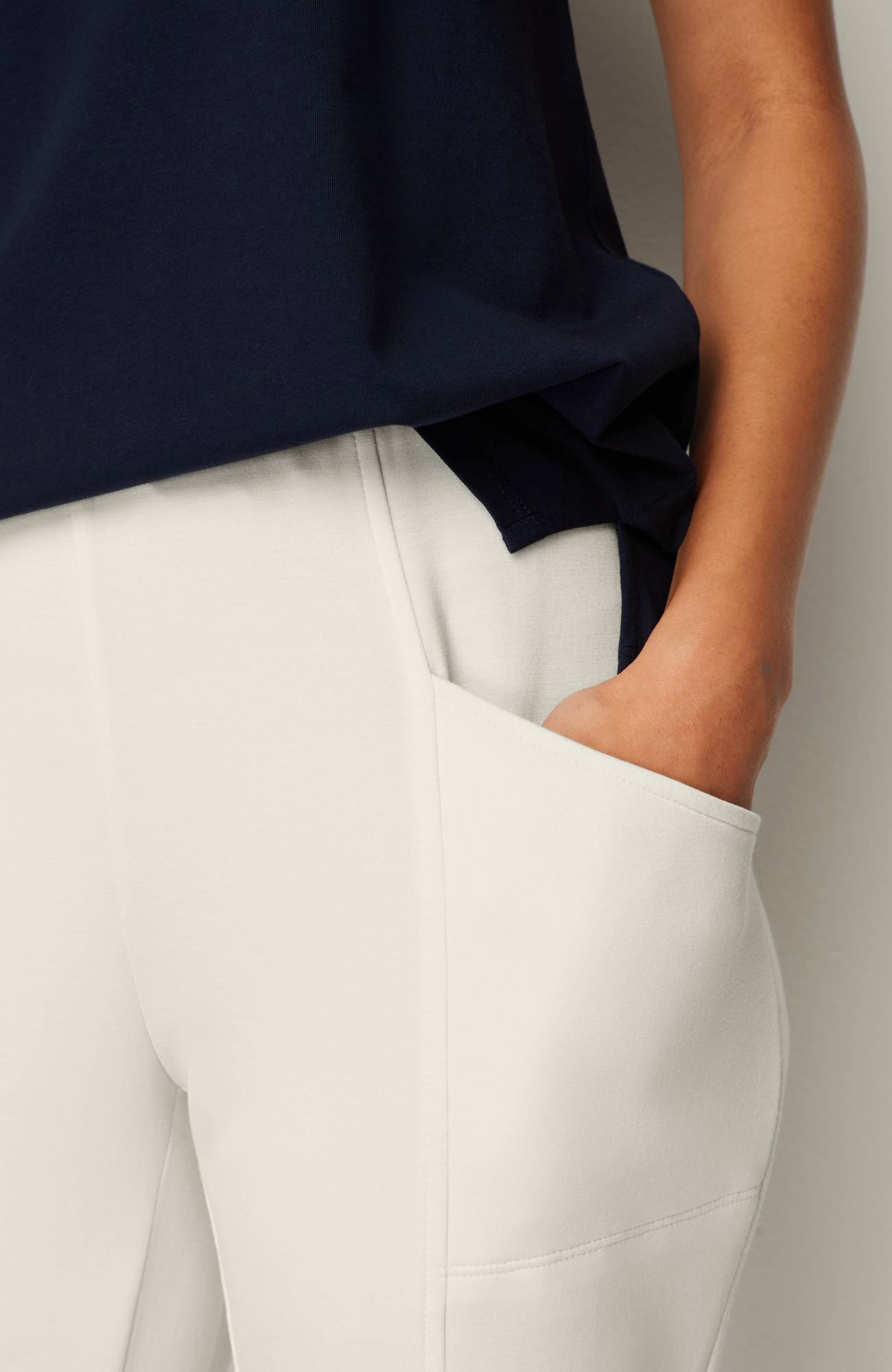 Fit Sleek Double-Knit Seamed Crops