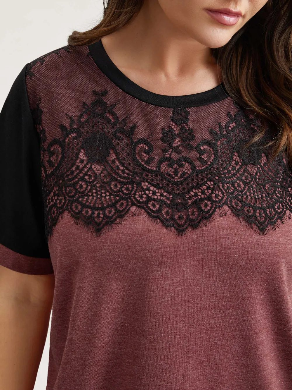 Stretchy Scalloped Lace Color Contrast T-Shirt