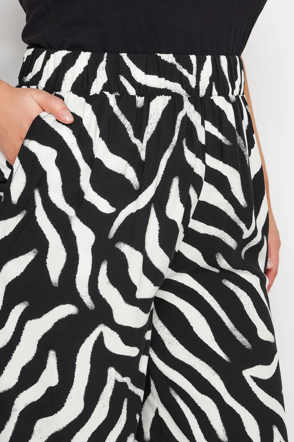 YOURS Curve Green Leaf Print Cropped Trousers