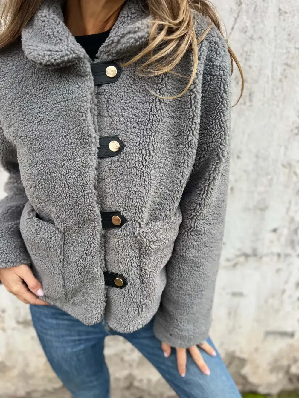 Chaqueta tipo corderito clásica gris