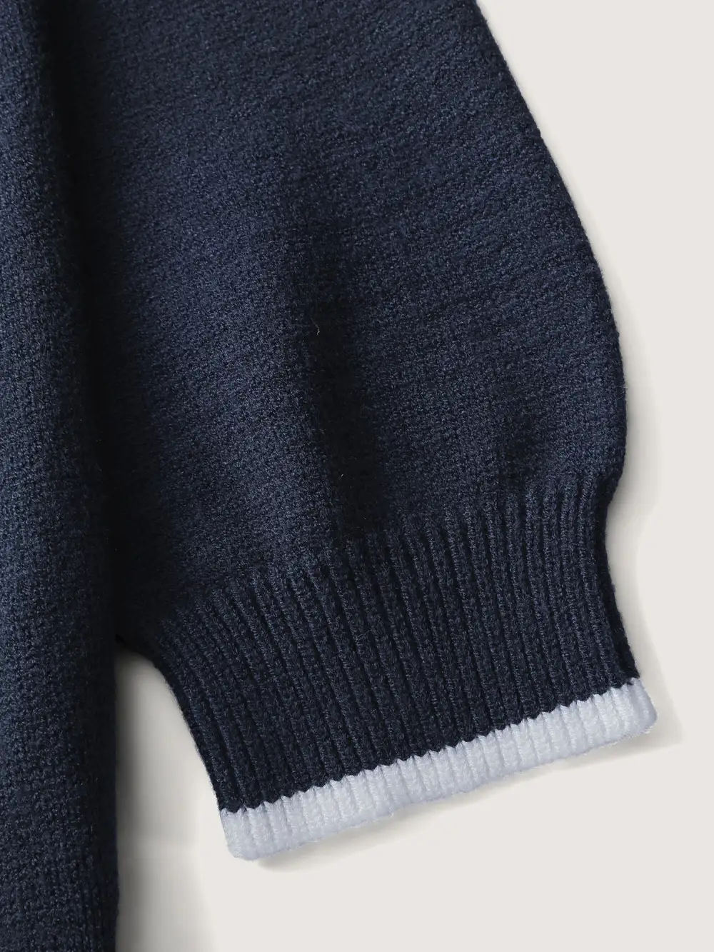 Turtle Motif Slit Contrast Edge Pullover