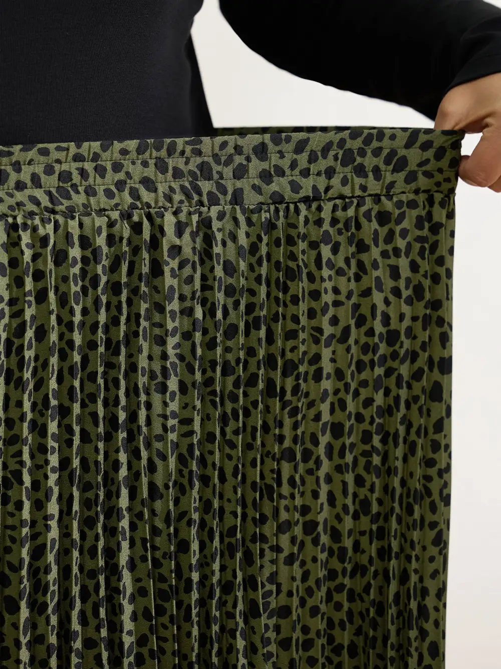 Monochrome Polka Dots Pleated Midi Skirt