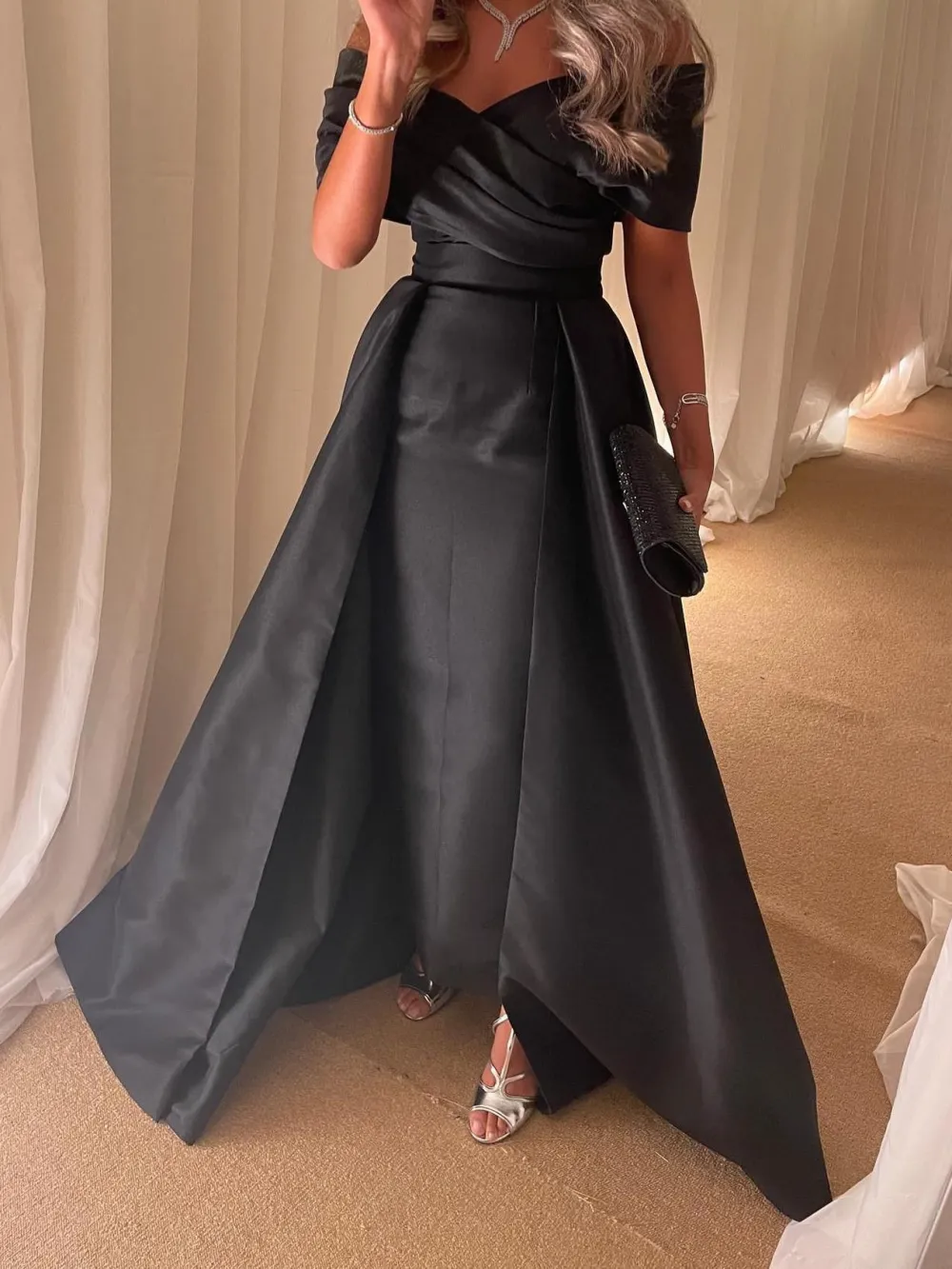 Women's Elegant And Simple Black Satin Strapless V-neck Stitching Skirt And Floor-length Evening Dress