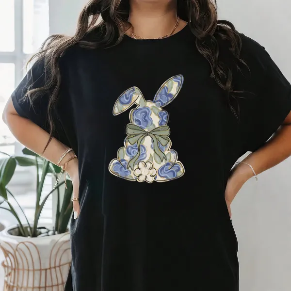 The Cartoon Rabbit Pattern Is Mainly Decorated With Blue And White Flowers And Tied With A Light Green Bow. The Style Is Fresh And Elegant, And It Is A Casual T-Shirt.