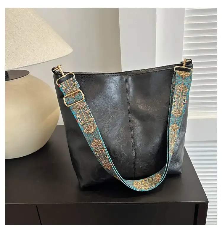 Modern and Functional Shoulder Bag for Women