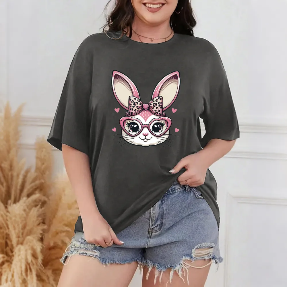 A Cartoon Rabbit Head Pattern, Wearing A Leopard Print Bow And Heart-Shaped Glasses, Surrounded By Pink Hearts. The Overall Style Is Sweet And Cute, A Casual T-Shirt.