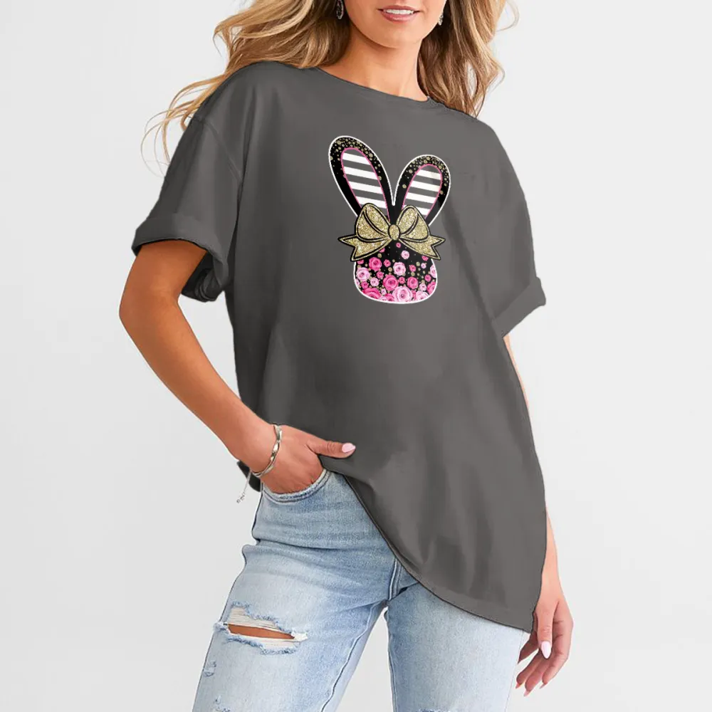 Cartoon Style Bunny Ears Pattern, The Ears Are Black And White Stripes, Tied With A Golden Bow With A Floral Pattern, And A Vase Covered With Pink Flowers, A Casual T-Shirt.