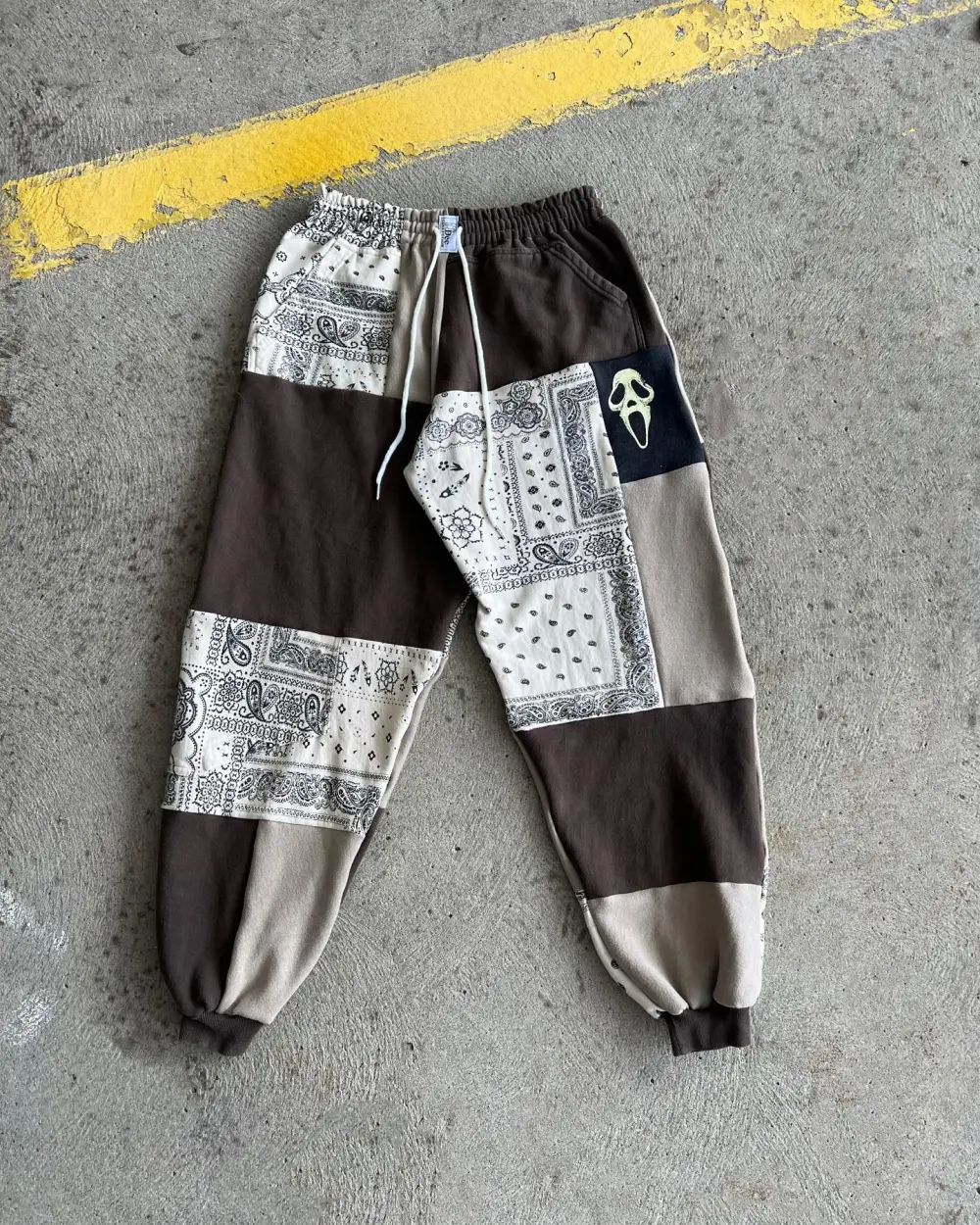 Black sweatpants how perfect and cozy piece for your Halloween day
