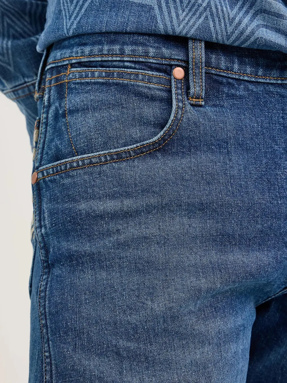 WRANGLER X WHATABURGER SLIM STRAIGHT LEG RETRO JEAN IN RODEO DUST FADE