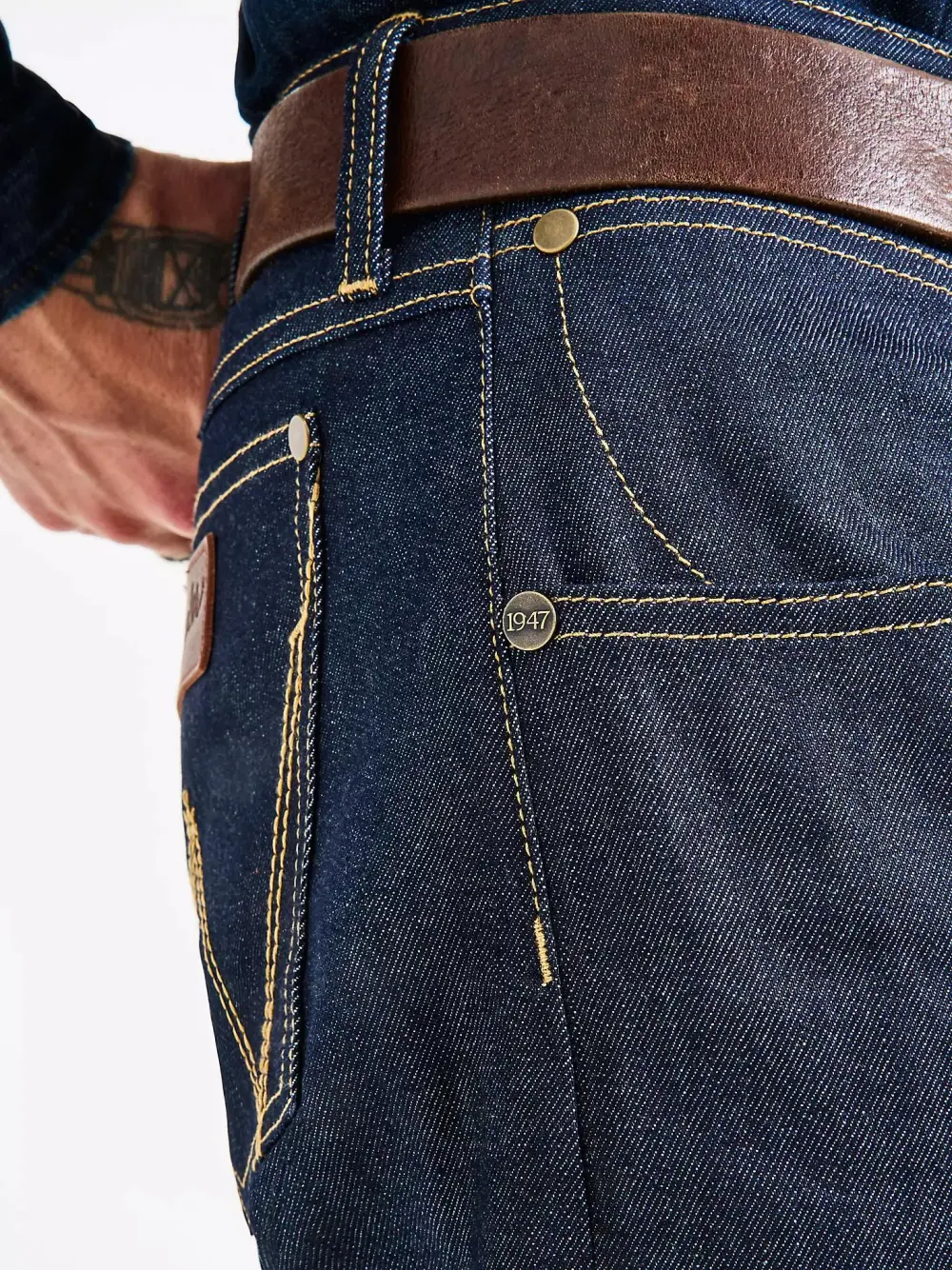 WRANGLER RETRO SLIM FIT STRAIGHT SELVEDGE STRETCH JEAN IN RAW INDIGO