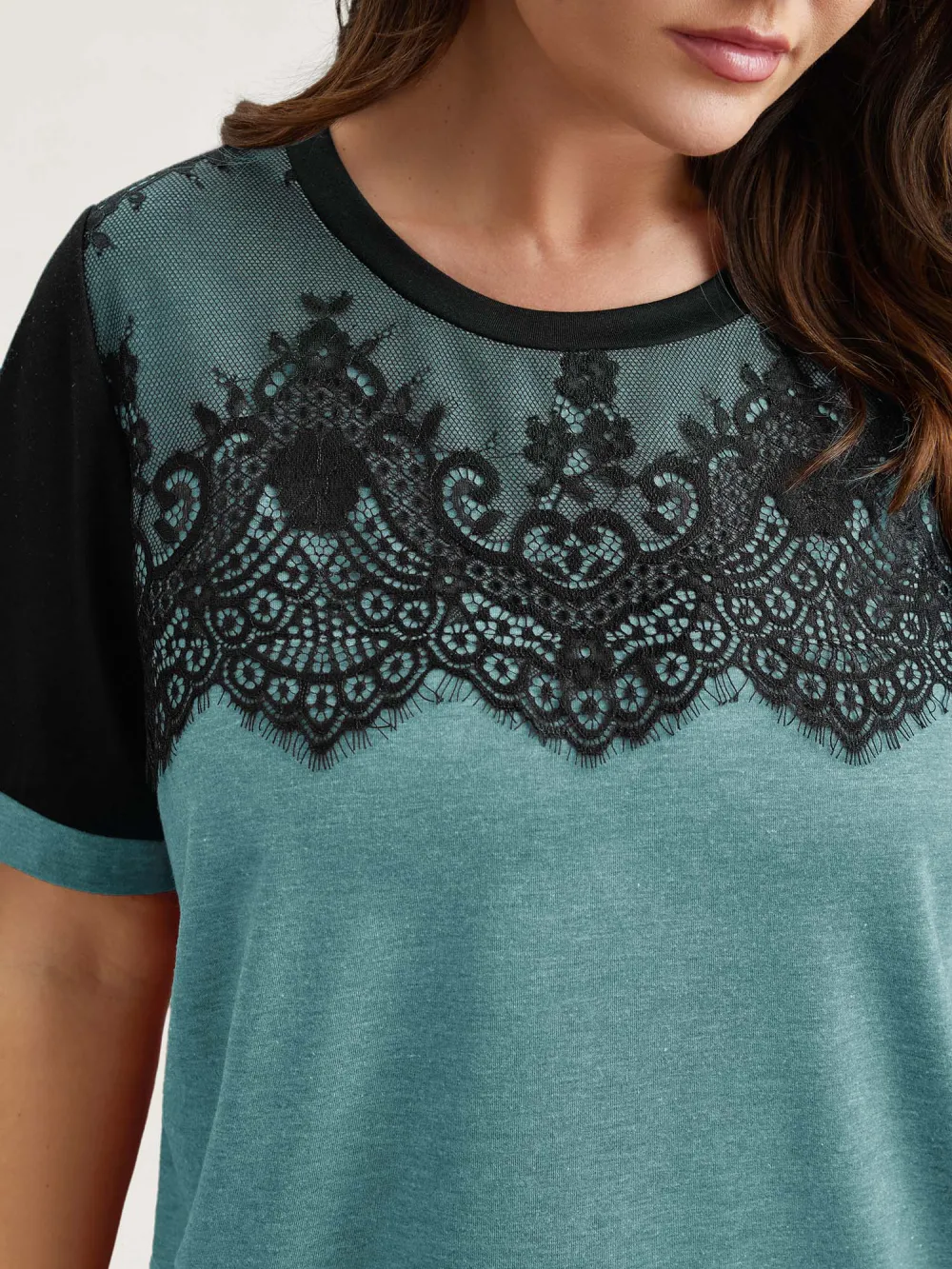 Stretchy Scalloped Lace Color Contrast T-Shirt