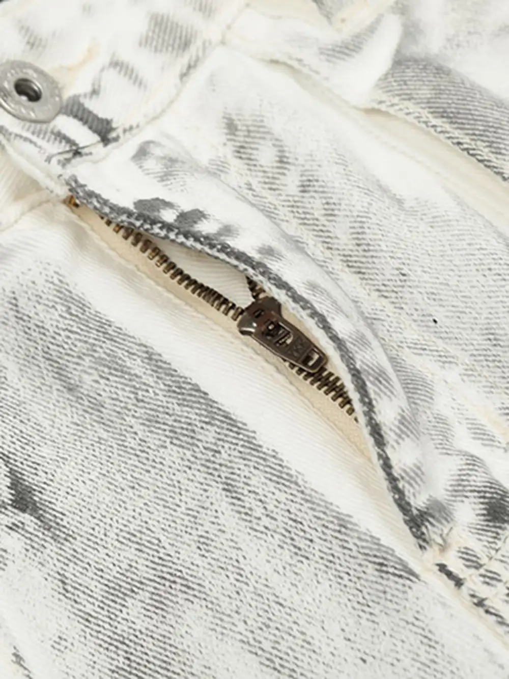 Loose-fitting Multi-pocket Smudged Design Work Jeans - 2120