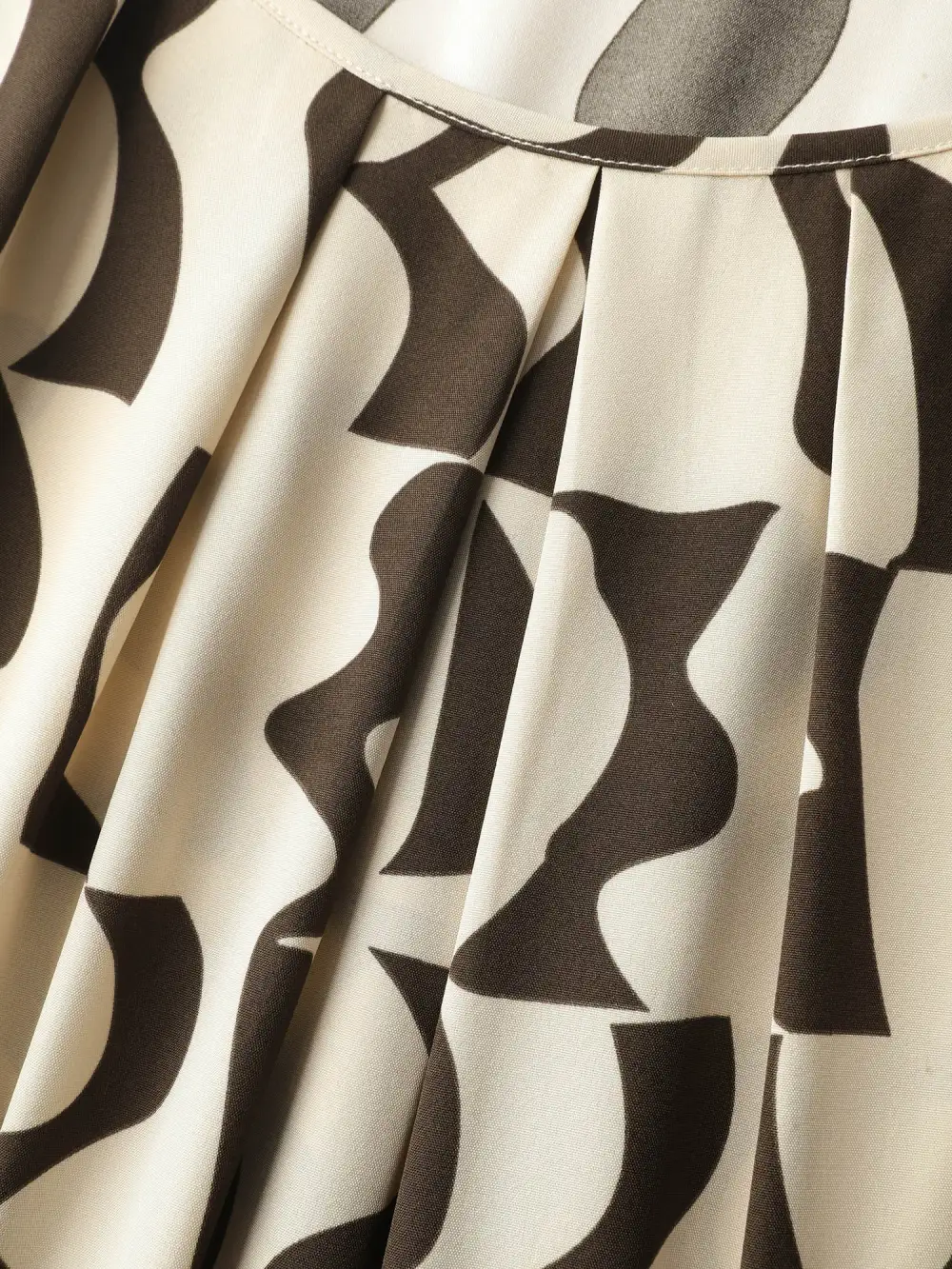 Geometric Print Pleated Neckline Belt Midi Dress