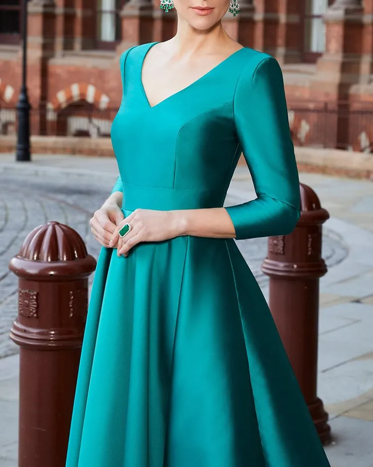 ELEGANT V-NECK MAXI DRESS IN BROCADE