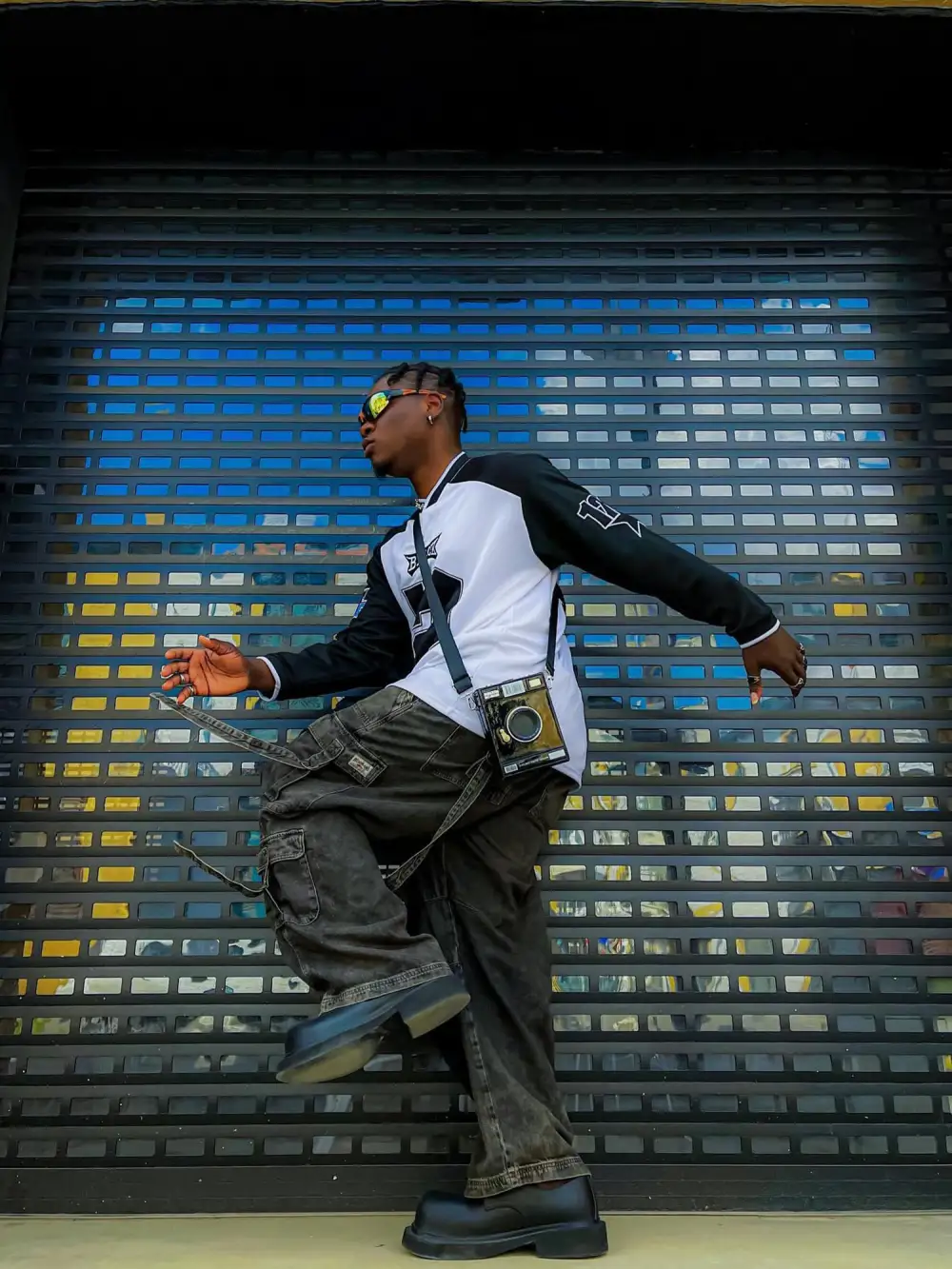 V-neck Embroidered Long Sleeve Sweatshirt - 1684