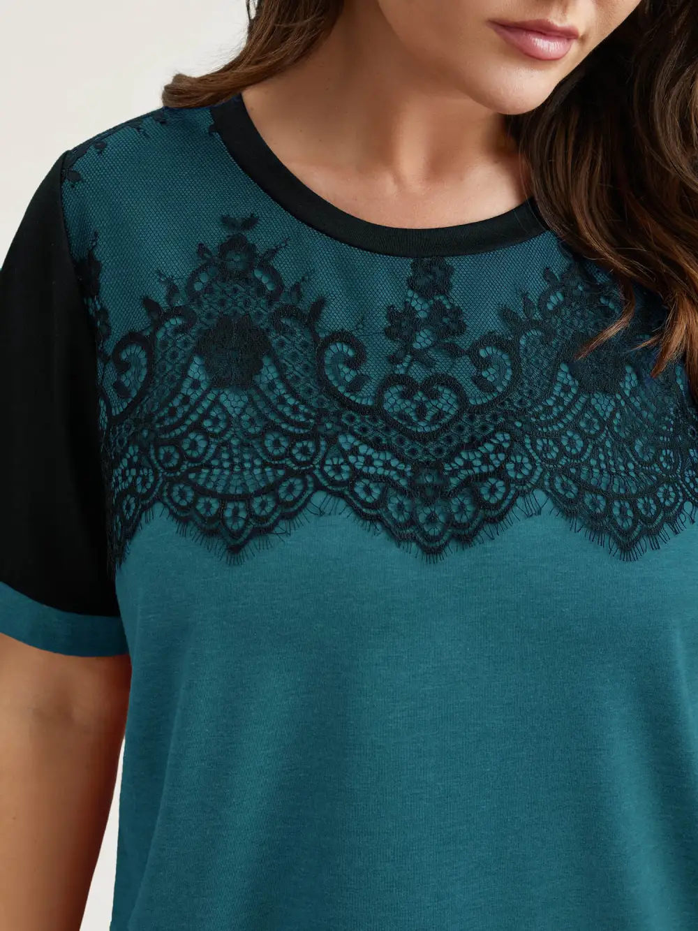 Stretchy Scalloped Lace Color Contrast T-Shirt