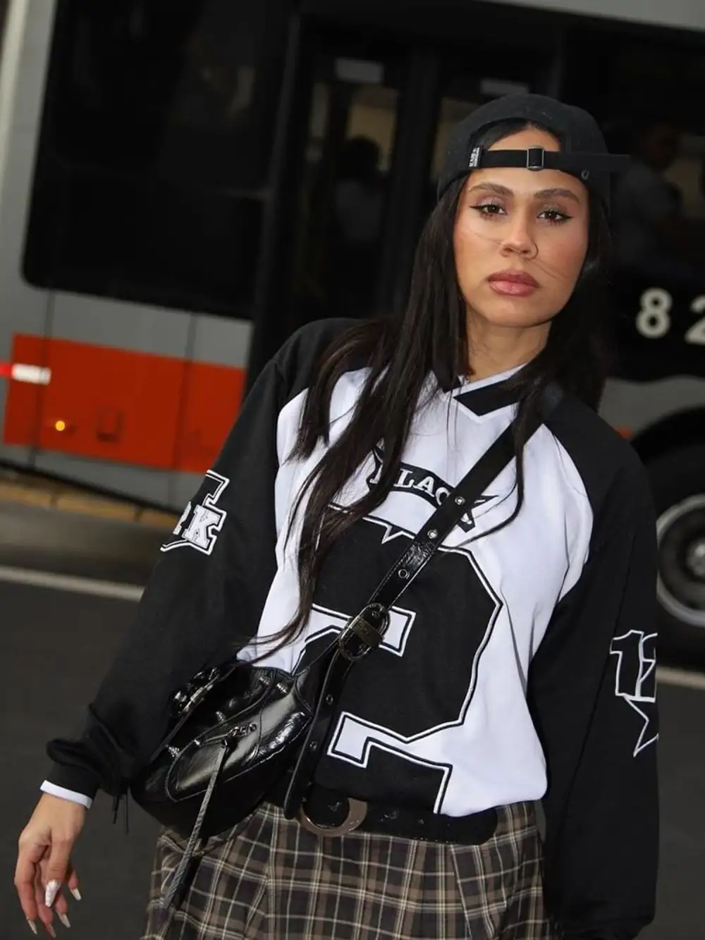 V-neck Embroidered Long Sleeve Sweatshirt - 1684