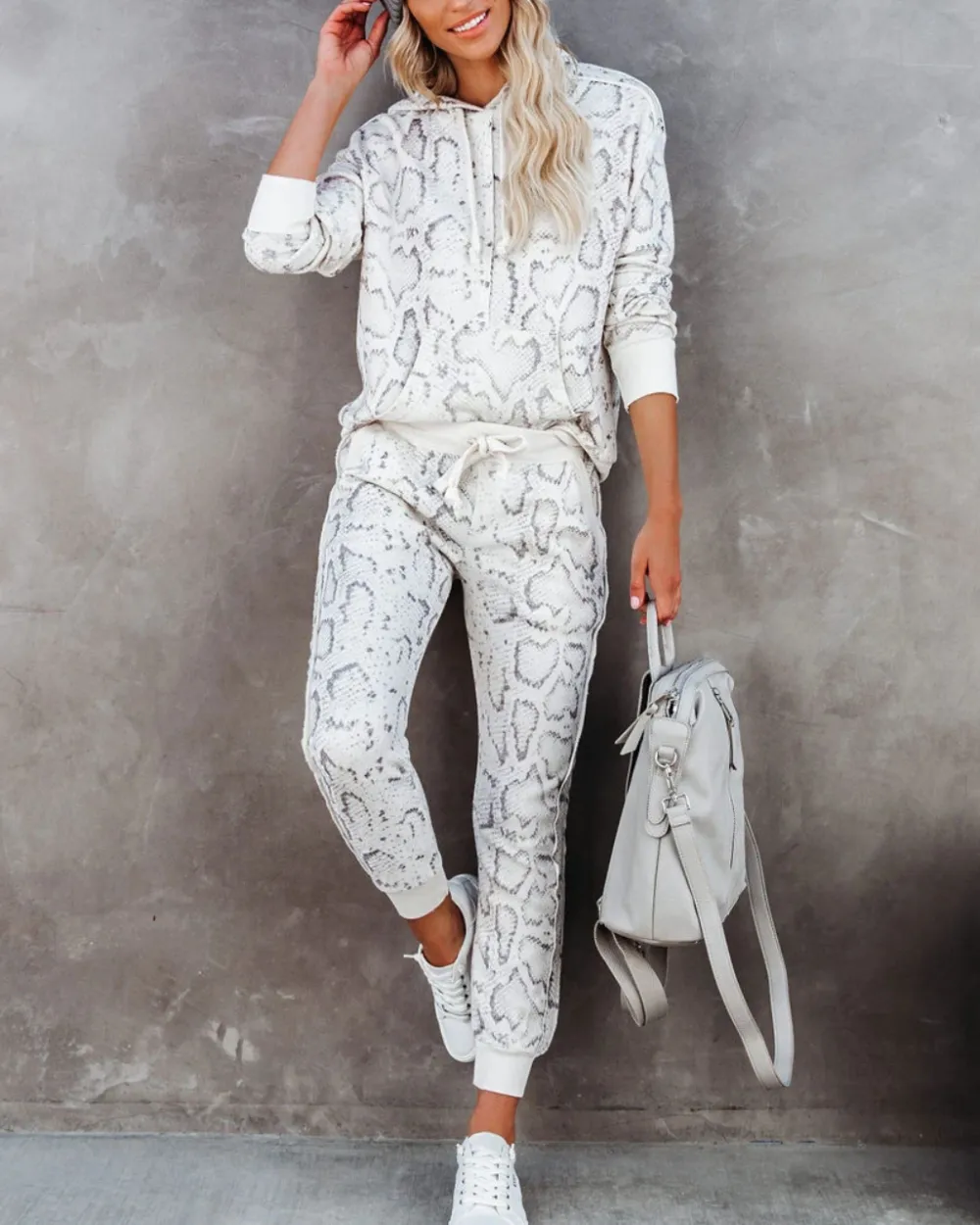 Simple temperament hooded printing two-piece suit
