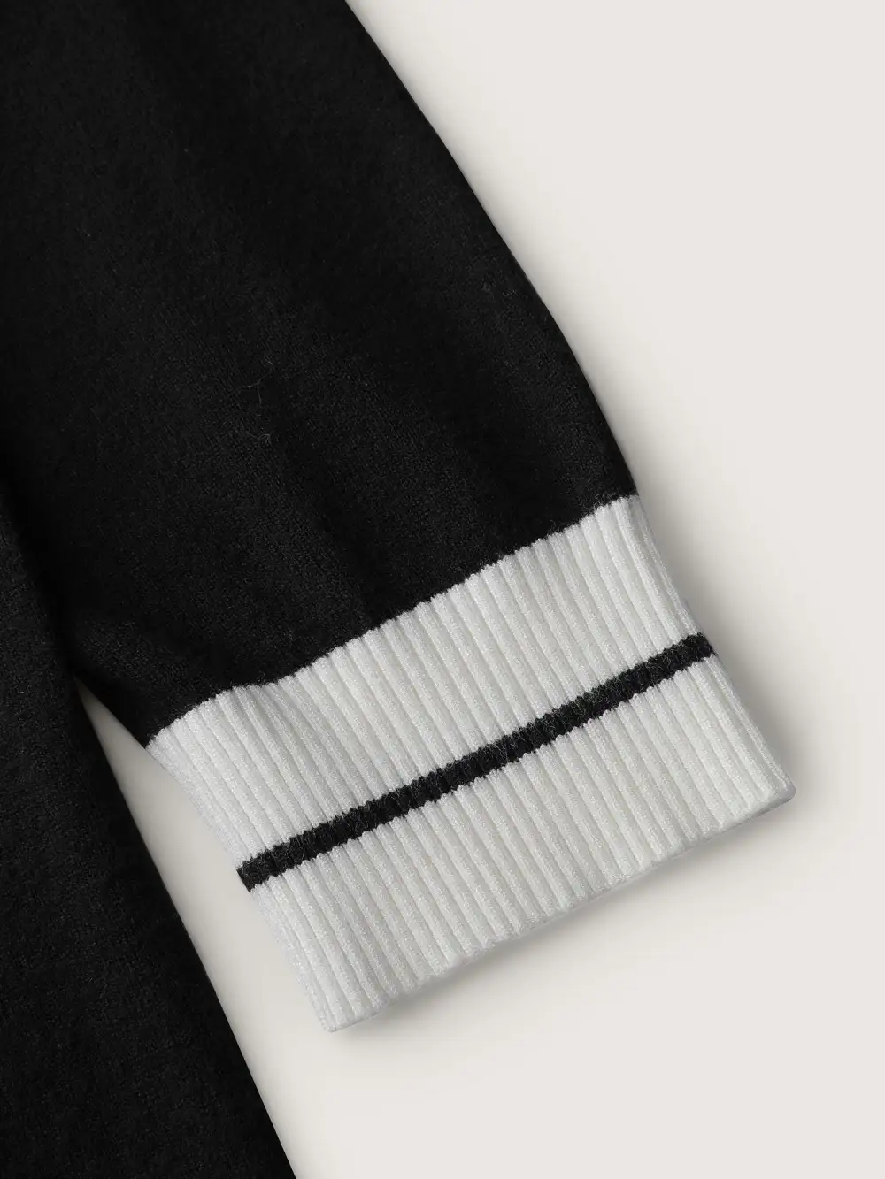 V-Neck Contrast Long Sleeve Pullover