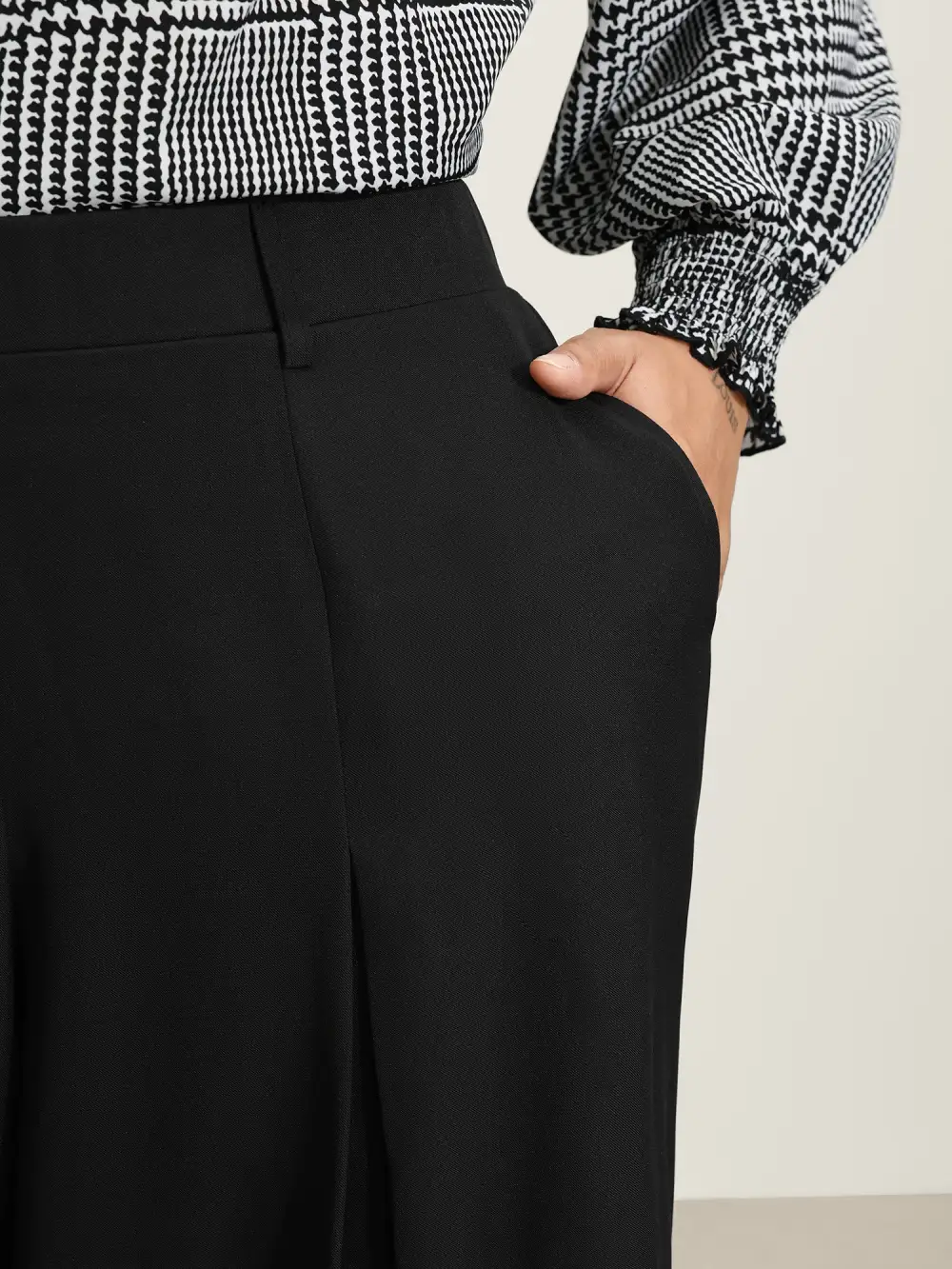 Plain Pleated Details Wide-Leg Pants