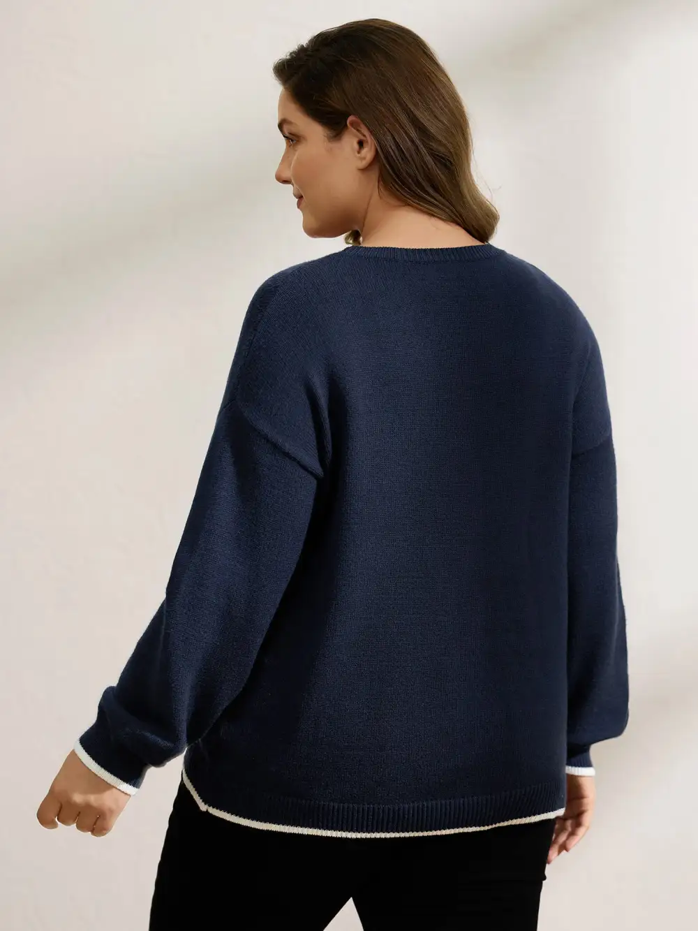 Turtle Motif Slit Contrast Edge Pullover