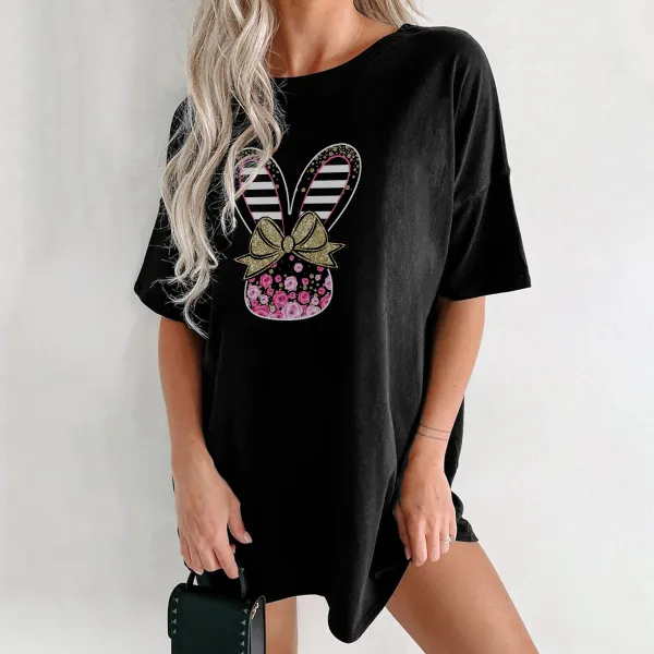 Cartoon Style Bunny Ears Pattern, The Ears Are Black And White Stripes, Tied With A Golden Bow With A Floral Pattern, And A Vase Covered With Pink Flowers, A Casual T-Shirt.