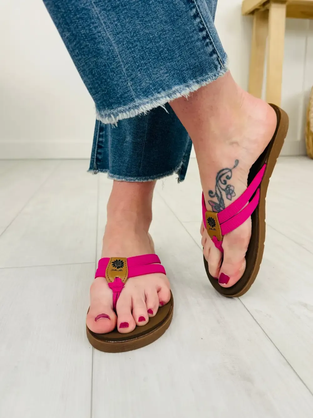 Sandy Strides Flip Flops In Fuchsia