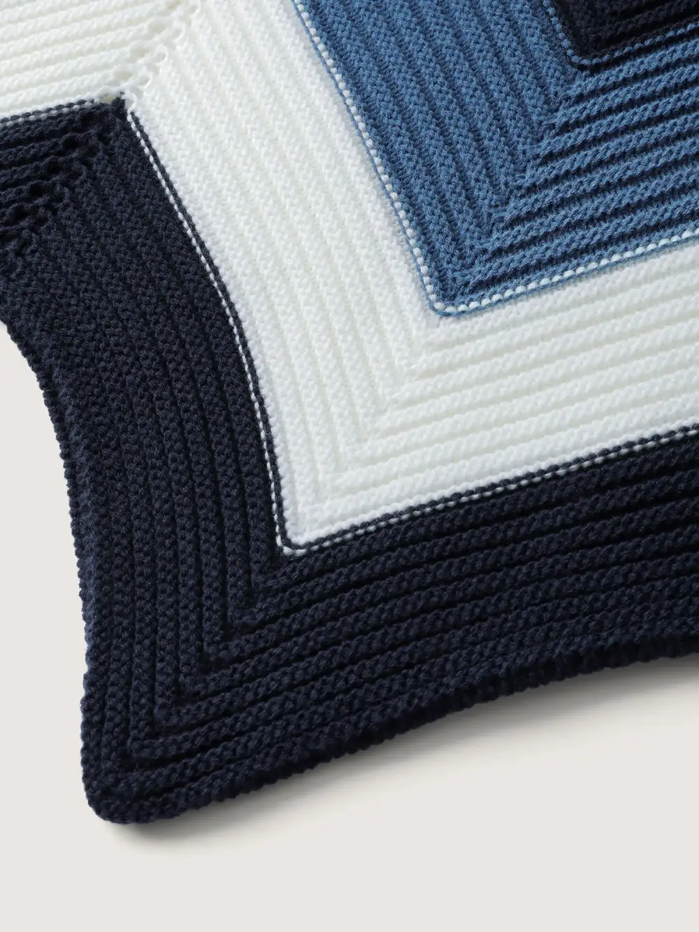 Round Neck Colorblock Asymmetrical Hem Pullover