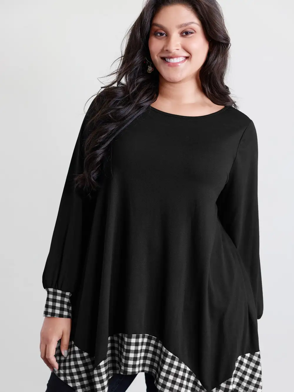 Stretchy Checkered Asymmetrical Hem T-Shirt