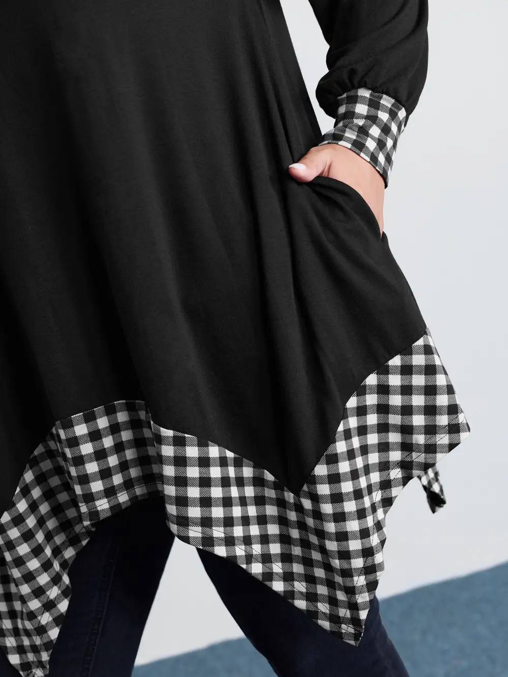 Stretchy Checkered Asymmetrical Hem T-Shirt