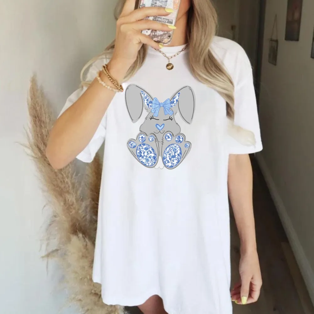A Cartoon Gray-Blue Rabbit, The Inside Of The Ears, The Bow And The Heart Are Blue, And The Soles Of The Feet Have Blue And White Patterns, Cute, Casual T-Shirt