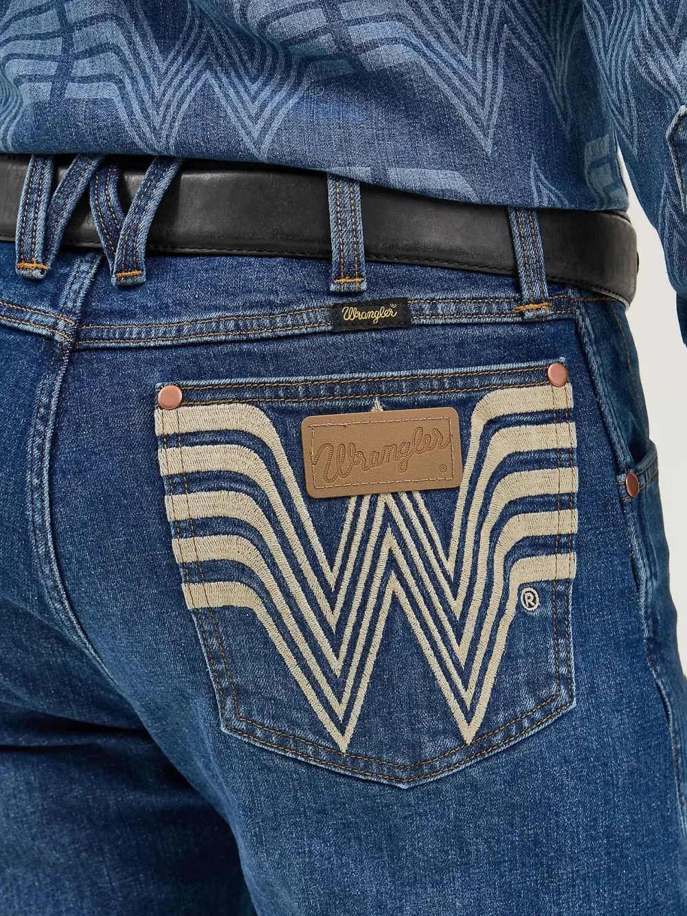 WRANGLER X WHATABURGER SLIM STRAIGHT LEG RETRO JEAN IN RODEO DUST FADE