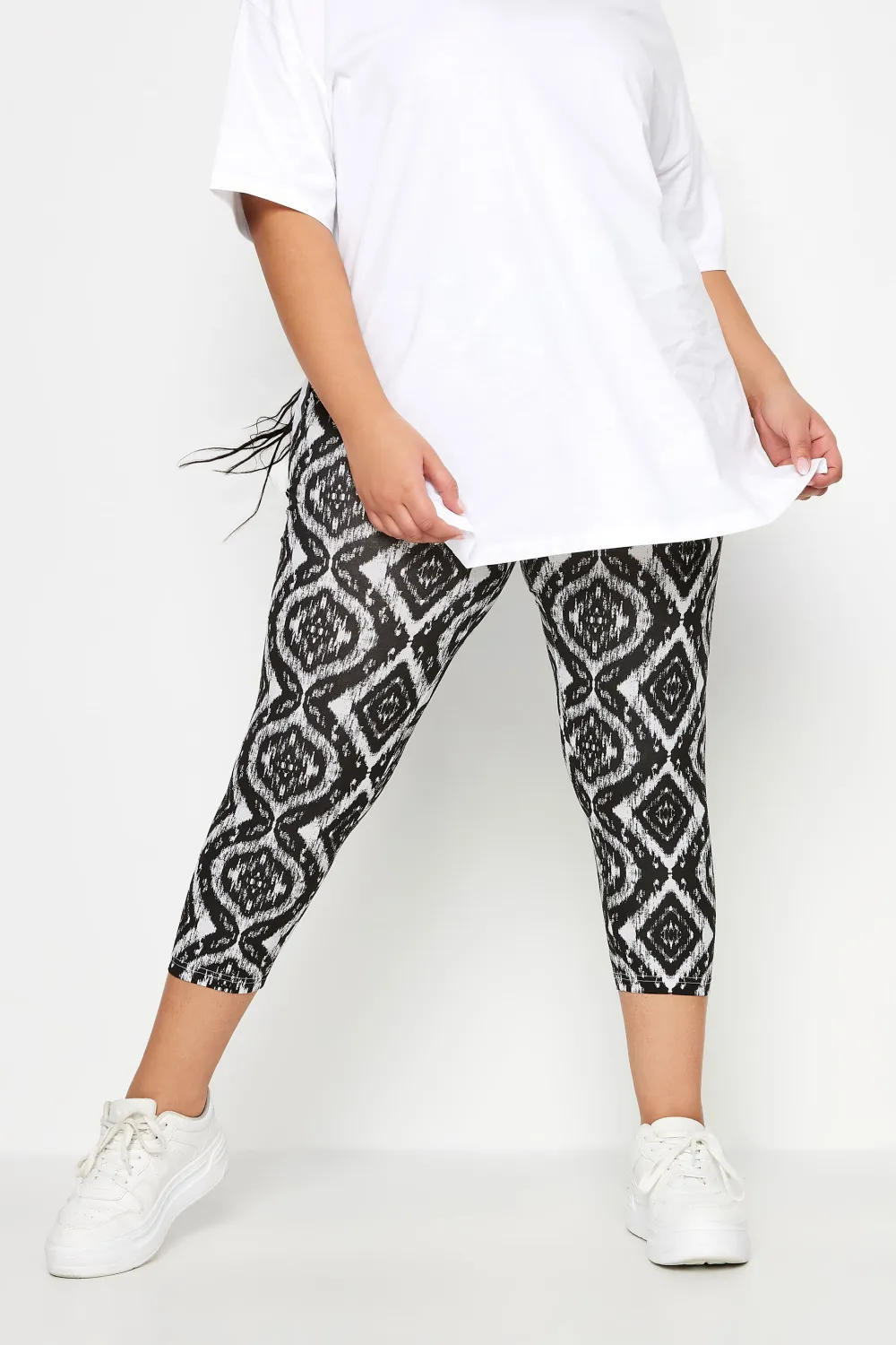 YOURS Curve 2 PACK Black & Blue Floral Print Cropped Leggings