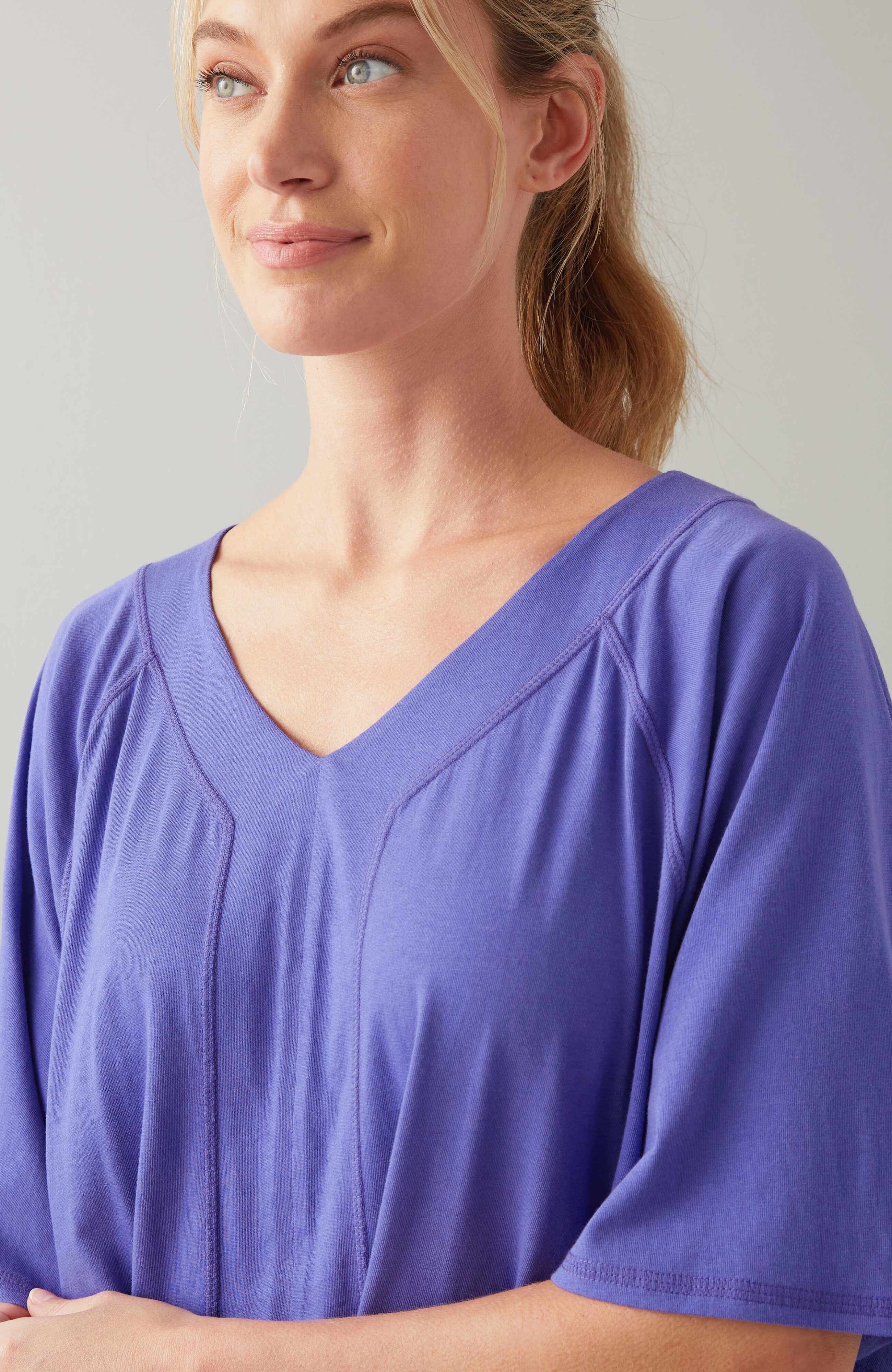 Fit Seamed V-Neck Tee