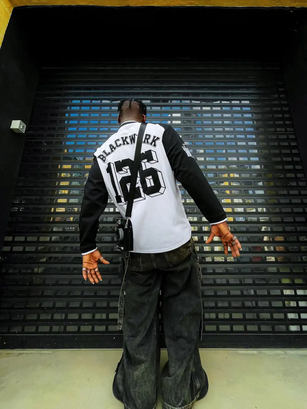 V-neck Embroidered Long Sleeve Sweatshirt - 1684