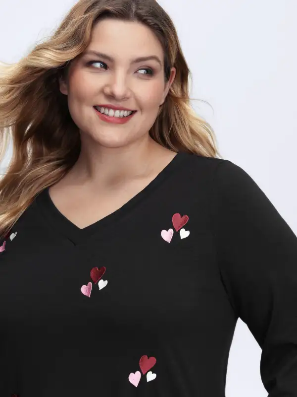 Stretchy Heart Embroidered V-Neck Knit T-Shirt